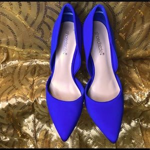 Meet Amandalyn! She’s in the color Cobalt.